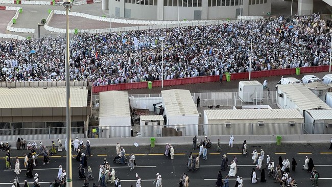 Ribuan jemaah haji dari berbagai negara berjalan pulang seusai melempar jumrah di Mina, Makkah, Arab Saudi, Kamis (28/5/2026) waktu setempat. Jamaah haji melempar jumrah dengan dua pilihan yakni Nafar Awal (11-12 Zulhijah) atau Nafar Tsani (11-13 Zul