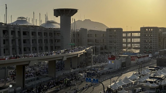 Ribuan jemaah haji dari berbagai negara berjalan pulang seusai melempar jumrah di Mina, Makkah, Arab Saudi, Kamis (28/5/2026) waktu setempat. Jamaah haji melempar jumrah dengan dua pilihan yakni Nafar Awal (11-12 Zulhijah) atau Nafar Tsani (11-13 Zul