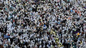 Polda Banten ungkap kasus penipuan haji khusus, menangkap dua tersangka yang menipu korban hingga Rp7,65 miliar. Proses hukum sedang berlangsung.