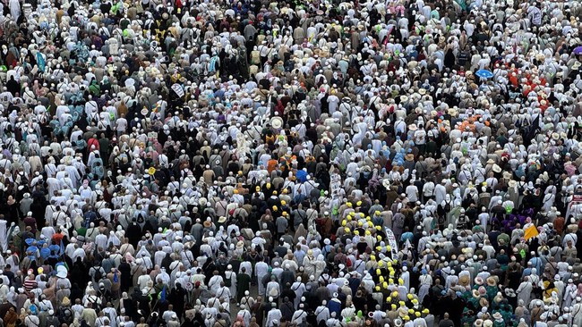 Polda Banten ungkap kasus penipuan haji khusus, menangkap dua tersangka yang menipu korban hingga Rp7,65 miliar. Proses hukum sedang berlangsung.