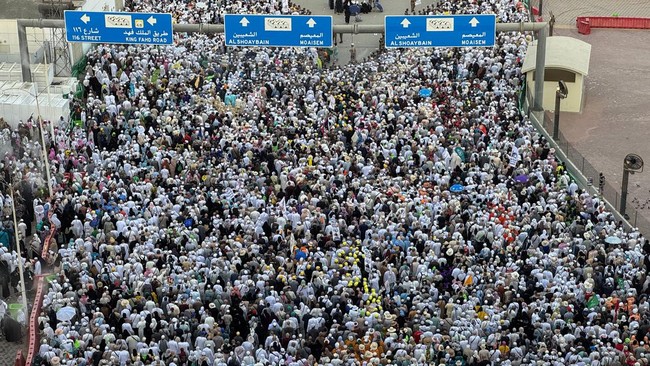 Ribuan jemaah haji dari berbagai negara berjalan pulang seusai melempar jumrah di Mina, Makkah, Arab Saudi, Kamis (28/5/2026) waktu setempat. Jamaah haji melempar jumrah dengan dua pilihan yakni Nafar Awal (11-12 Zulhijah) atau Nafar Tsani (11-13 Zul