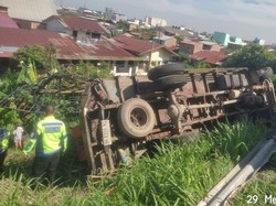 Truk Pasir Tabrak Mobil Angkut Ayam Lagi Mogok di Tol Medan, 3 Orang Luka
