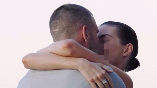 Momen Romantis Kiper Timnas RI Maarten Paes Lamar Luna Bijl di Italia