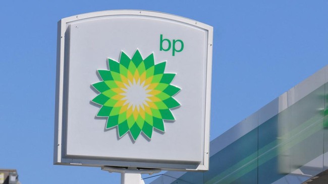 FARMINGDALE, NEW YORK - SEPTEMBER 15: A general view of a BP gas station. (Photo by BRUCE BENNETT / GETTY IMAGES NORTH AMERICA / Getty Images via AFP)