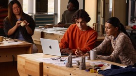 Apple meluncurkan MacBook Pro M5 Pro dan M5 Max di Indonesia, menawarkan pemrosesan LLM lokal, performa tinggi, dan daya tahan baterai hingga 24 jam.