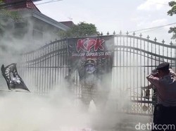 Demo Tolak Tambang Diwarnai Pembakaran Spanduk Gambar Kapolresta Pati