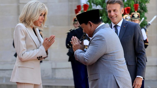 France's President Emmanuel Macron (R) and his wife Brigitte Macron (L) welcome Indonesia's President Prabowo Subianto (C) ahead of a meeting at The Elysee Presidential Palace in Paris on May 28, 2026. (Photo by Ludovic MARIN / AFP)