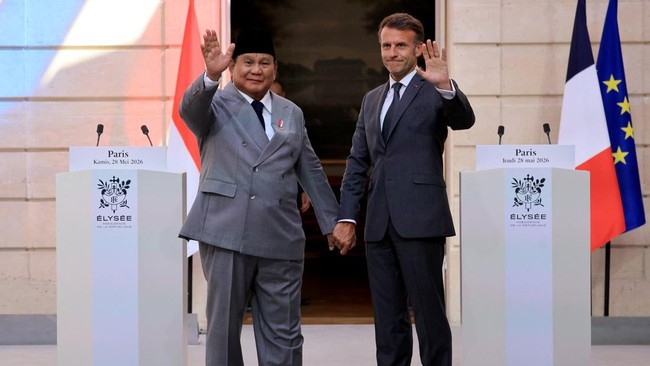 France's President Emmanuel Macron and Indonesia's President Prabowo Subianto wave during a joint press statement at The Elysee Presidential Palace in Paris, France May 28, 2026.  LUDOVIC MARIN/Pool via REUTERS