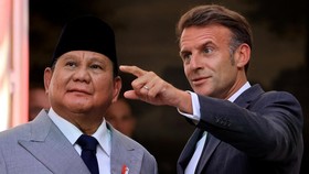 France's President Emmanuel Macron gestures next to Indonesia's President Prabowo Subianto during a joint press statement at The Elysee Presidential Palace in Paris, France May 28, 2026.  LUDOVIC MARIN/Pool via REUTERS