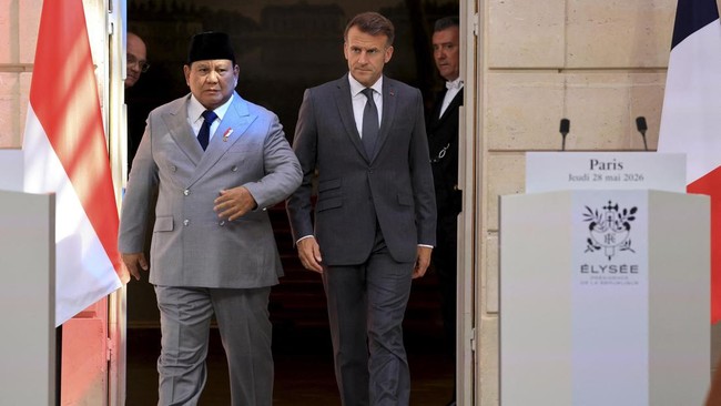 France's President Emmanuel Macron (R) and Indonesia's President Prabowo Subianto attend a joint press statement at The Elysee Presidential Palace in Paris on May 28, 2026. (Photo by Ludovic MARIN / POOL / AFP)