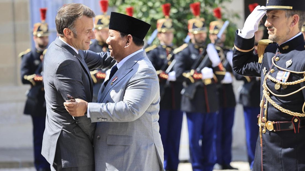 France's President Emmanuel Macron (L) welcomes Indonesia's President Prabowo Subianto ahead of a meeting at The Elysee Presidential Palace in Paris on May 28, 2026. (Photo by Ludovic MARIN / AFP)