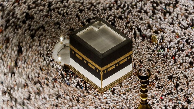 Pilgrims circle Kaaba as they perform Tawaf at the Grand Mosque, ahead of the annual hajj pilgrimage, in the holy city of Mecca, Saudi Arabia, May 24, 2026. REUTERS/Ibraheem Abu Mustafa
