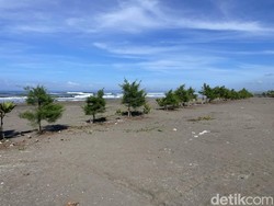 Menikmati Syahdunya Cikembulan Pass, Pantai Tanpa Tiket Masuk
