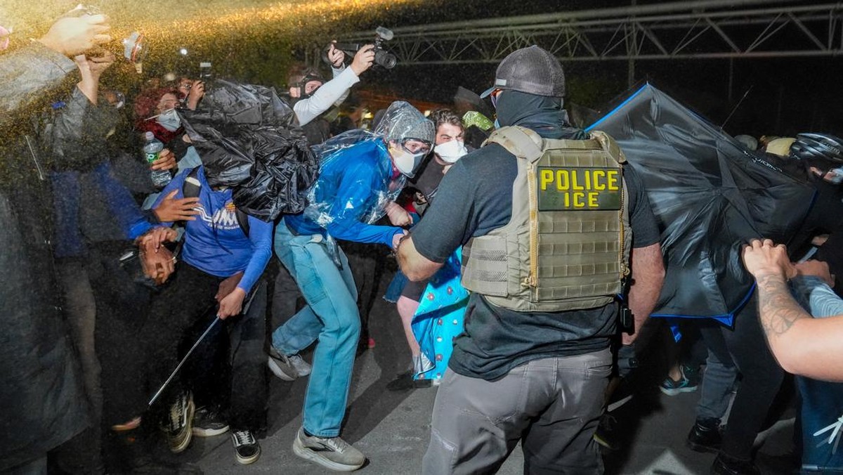 Potret Panas Aksi Mogok Makan Tahanan ICE, Bentrokan Tak Terhindarkan