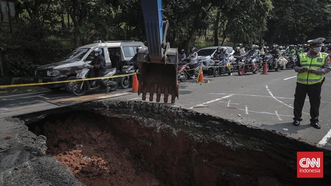 Kondisi jalan yang amblas di Jalan Raya Lenteng Agung, Jakarta Selatan, Jumat (29/5/2026). Jalan amblas dengan kedalaman sekitar 3 meter.