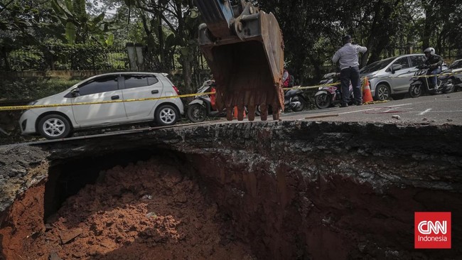 Kondisi jalan yang amblas di Jalan Raya Lenteng Agung, Jakarta Selatan, Jumat (29/5/2026). Jalan amblas dengan kedalaman sekitar 3 meter.
