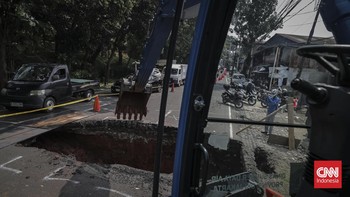Kondisi jalan yang amblas di Jalan Raya Lenteng Agung, Jakarta Selatan, Jumat (29/5/2026). Jalan amblas dengan kedalaman sekitar 3 meter.