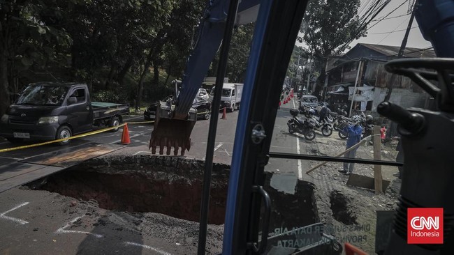 Kondisi jalan yang amblas di Jalan Raya Lenteng Agung, Jakarta Selatan, Jumat (29/5/2026). Jalan amblas dengan kedalaman sekitar 3 meter.