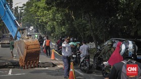 Jalan amblas di Lenteng Agung, Jakarta Selatan, kini bisa dilalui setelah ditutup pelat besi. Perbaikan akan dimulai malam ini.