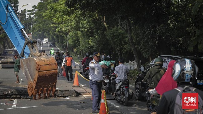 Kondisi jalan yang amblas di Jalan Raya Lenteng Agung, Jakarta Selatan, Jumat (29/5/2026). Jalan amblas dengan kedalaman sekitar 3 meter.