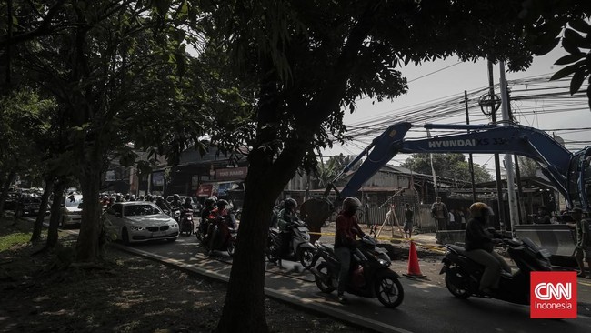 Kondisi jalan yang amblas di Jalan Raya Lenteng Agung, Jakarta Selatan, Jumat (29/5/2026). Jalan amblas dengan kedalaman sekitar 3 meter.