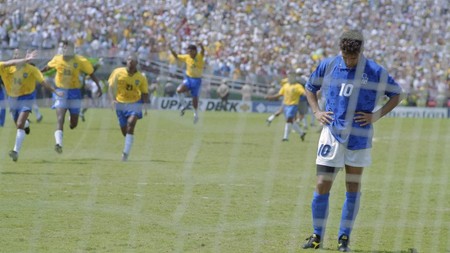 Timnas Brasil merayakan juara di saat Roberto Baggio merasakan hampa di final Piala Dunia 1994. (AFP/OMAR TORRES)