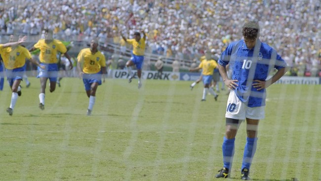 Timnas Brasil merayakan juara di saat Roberto Baggio merasakan hampa di final Piala Dunia 1994. (AFP/OMAR TORRES)
