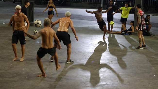 People play altinha, a Brazilian game where players gather to keep a ball in the air without using their hands, outside the Nilton Santos stadium in Rio de Janeiro, Brazil April 13, 2026. REUTERS/Pilar Olivares