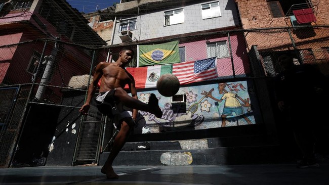 People play altinha, a Brazilian game where players gather to keep a ball in the air without using their hands, outside the Nilton Santos stadium in Rio de Janeiro, Brazil April 13, 2026. REUTERS/Pilar Olivares
