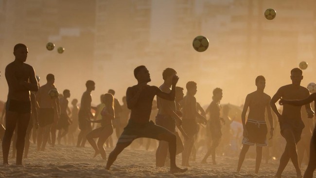 Youths play altinha, a Brazilian game where players gather to keep a ball in the air without using their hands, at Ipanema beach in Rio de Janeiro, Brazil April 16, 2026. REUTERS/Pilar Olivares