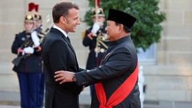 France's President Emmanuel Macron (L) welcomes Indonesia's President Prabowo Subianto ahead of a state dinner as part of Indonesia's President's visit at The Elysee Presidential Palace in Paris on May 28, 2026. (Photo by Ludovic MARIN / AFP)