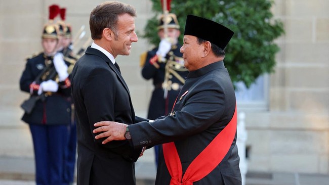 France's President Emmanuel Macron (L) welcomes Indonesia's President Prabowo Subianto ahead of a state dinner as part of Indonesia's President's visit at The Elysee Presidential Palace in Paris on May 28, 2026. (Photo by Ludovic MARIN / AFP)
