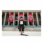 Putri Belgia Lulus dari Universitas Harvard, Pakai Outfit Simple & Elegan saat Wisuda
