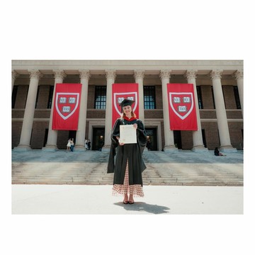 Putri Belgia Lulus dari Universitas Harvard, Pakai Outfit Simple & Elegan saat Wisuda