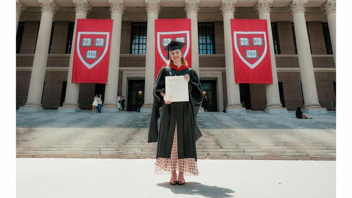 Putri Belgia Lulus dari Universitas Harvard, Pakai Outfit Simple & Elegan saat Wisuda