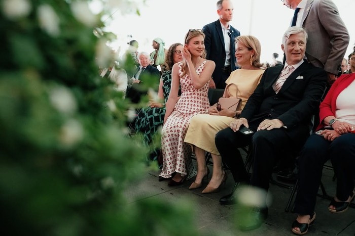 Putri Elisabeth dari Belgia saat kelulusannya. Ia mengenakan summer dress panjang dari brand Maje.