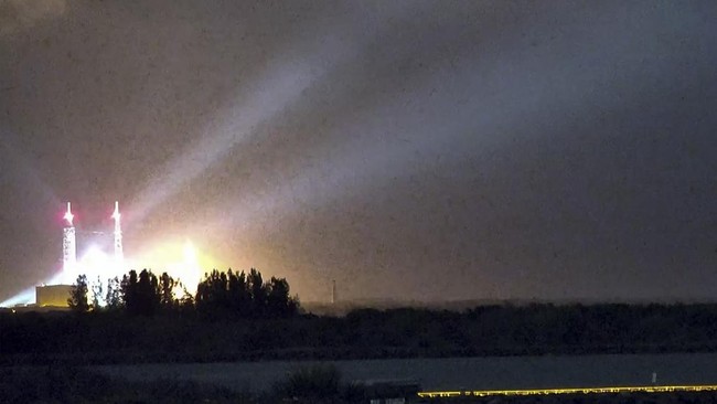 Roket New Glenn milik Blue Origin meledak saat uji coba pembakaran mesin di Cape Canaveral, Florida, Kamis malam, 28 Mei 2026.