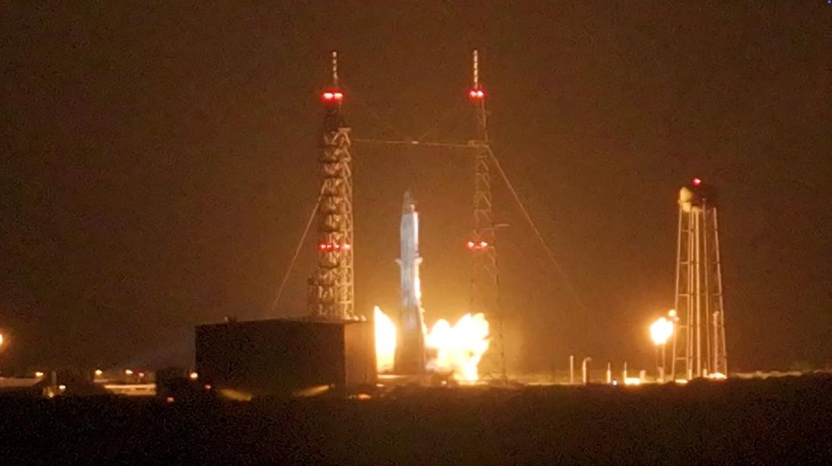 Roket New Glenn milik Blue Origin meledak saat uji coba pembakaran mesin di Cape Canaveral, Florida, Kamis malam, 28 Mei 2026.