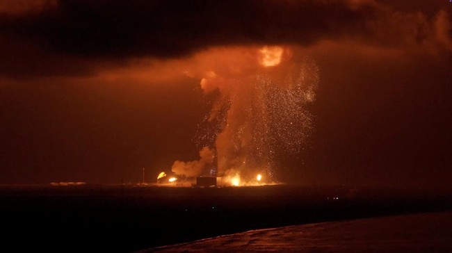Roket New Glenn milik Blue Origin meledak saat uji coba pembakaran mesin di Cape Canaveral, Florida, Kamis malam, 28 Mei 2026.