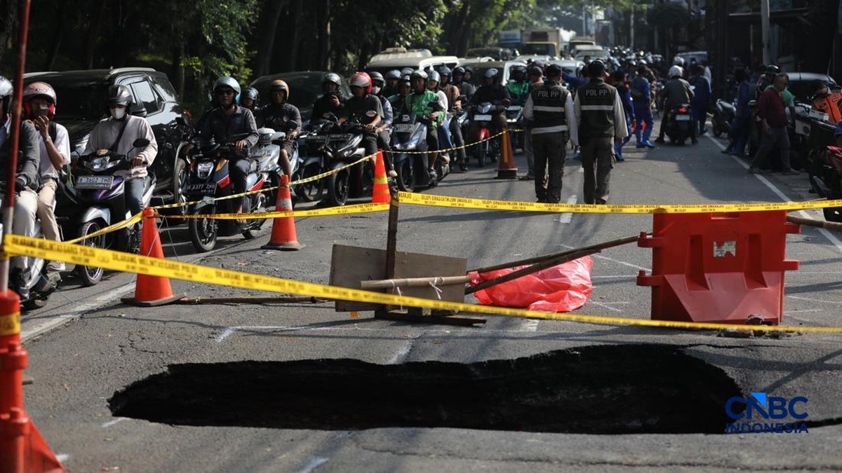 Muncul Lubang Besar di Jalan Raya Lenteng Agung, Ini Penampakannya 