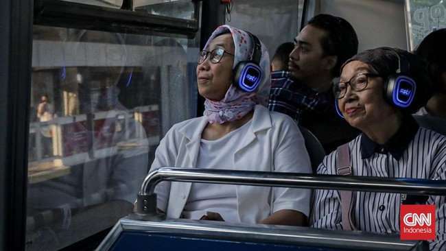 Sejumlah lansia mengikuti Open Top Tour Transjakarta yang melintasi kawasan Thamrin hingga Sudirman, Jakarta Pusat, Kamis (28/5/2026).