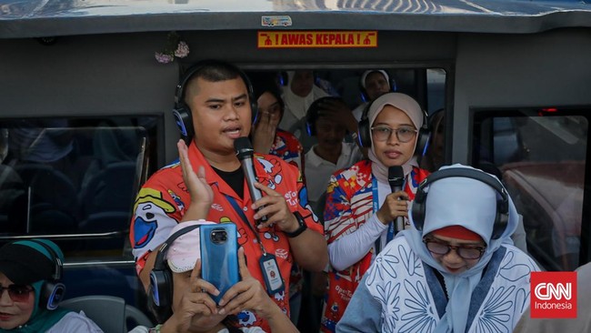 Sejumlah lansia mengikuti Open Top Tour Transjakarta yang melintasi kawasan Thamrin hingga Sudirman, Jakarta Pusat, Kamis (28/5/2026). (CNN Indonesia/Febria Adha L.)
