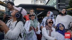 Sejumlah lansia mengikuti Open Top Tour Transjakarta yang melintasi kawasan Thamrin hingga Sudirman, Jakarta Pusat, Kamis (28/5/2026). (CNN Indonesia/Febria Adha L.)