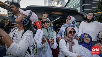 Sejumlah lansia mengikuti Open Top Tour Transjakarta yang melintasi kawasan Thamrin hingga Sudirman, Jakarta Pusat, Kamis (28/5/2026). (CNN Indonesia/Febria Adha L.)
