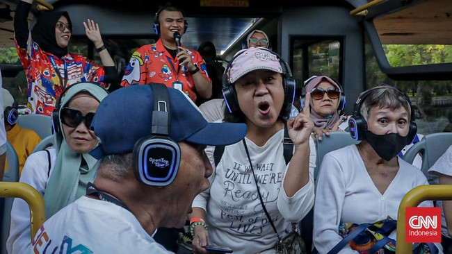 Sejumlah lansia mengikuti Open Top Tour Transjakarta yang melintasi kawasan Thamrin hingga Sudirman, Jakarta Pusat, Kamis (28/5/2026).