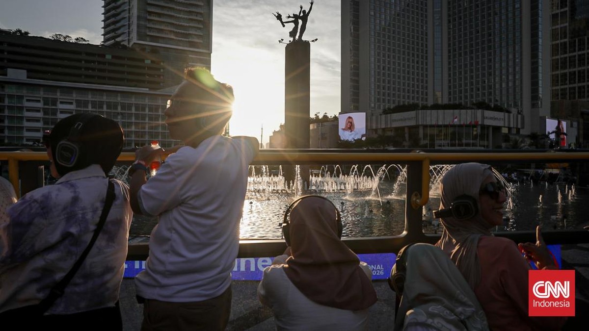 Sejumlah lansia mengikuti Open Top Tour Transjakarta yang melintasi kawasan Thamrin hingga Sudirman, Jakarta Pusat, Kamis (28/5/2026). (CNN Indonesia/Febria Adha L.)
