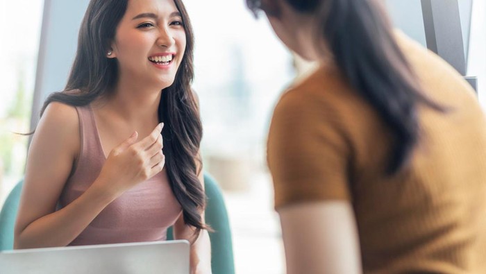 Senyum yang tulus dan ekspresi wajah yang ramah dapat membuat seseorang terlihat lebih hangat, mudah didekati, dan dipercaya/Foto: magnific/Lifestylememory
