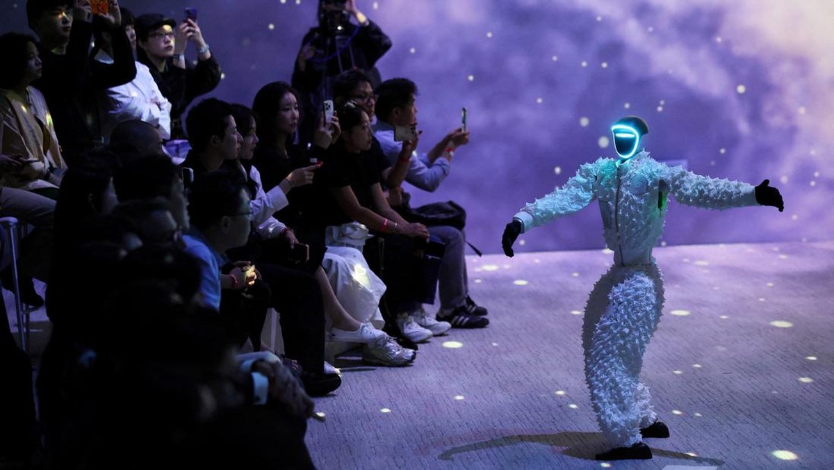 Momen Robot dan Manusia Berbagi Panggung Catwalk di Fashion Show