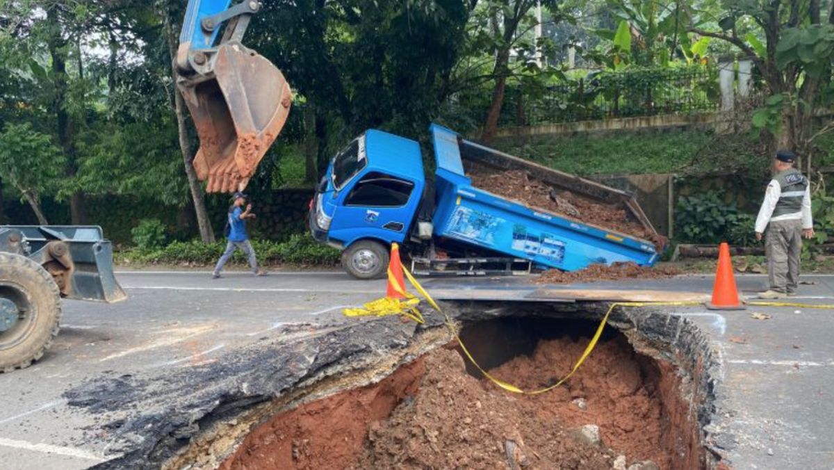 Truk Sudin SDA Jaksel Terperosok di Kawasan Jalan Amblas Lenteng Agung