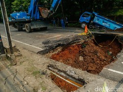 Perbaikan Jalan Amblas di Lenteng Agung Dikebut Mulai Malam Ini
